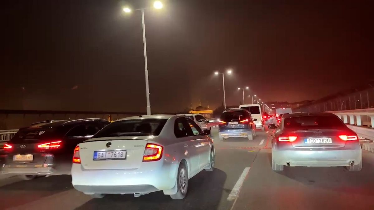 Doprava v Praze kolabuje. Jeďte radši metrem, vyzval dopravní podnik